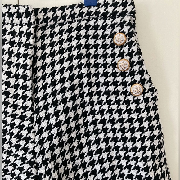 High Waist Short with Buttons in Herringbone Tone - Picture 3 of 4